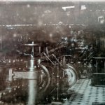 Dampfmaschine Nr. 549 von 1895 der Firma K. & Th. Möller G.m.b.H./ Brackwede in Westfalen um 1925 in der Maschinenhalle der mechanischen Leinenweberei Friedr. & E. Wentz G.m.b.H. im hannoverschen Wustrow
