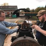 Montagearbeiten an der Dampfmaschine