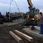 Pr&auml;zise Auflage der Dampfmaschine auf dem Fundament zur Anzeichnung der vorgesehenen Bohrl&ouml;cher