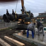Präzise Auflage der Dampfmaschine auf dem Fundament zur Anzeichnung der vorgesehenen Bohrlöcher