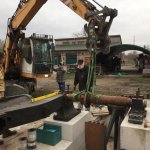 Pr&auml;zise Auflage der Dampfmaschine auf dem Fundament zur Anzeichnung der vorgesehenen Bohrl&ouml;cher