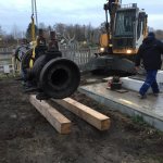 Pr&auml;zise Auflage der Dampfmaschine auf dem Fundament zur Anzeichnung der vorgesehenen Bohrl&ouml;cher