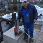 Bohrung der Fixierlöcher für die Dampfmaschine