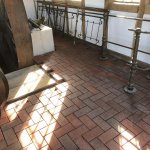 Pflasterklinker so gut wie fertig in der Umhausung der Dampfmaschine eingebaut. Es fehlen nur noch einzelne halbe Klinker, die zu schneiden sind und dann verlegt werden m&uuml;ssen