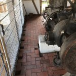 Pflasterklinker so gut wie fertig in der Umhausung der Dampfmaschine eingebaut. Es fehlen nur noch einzelne halbe Klinker, die zu schneiden sind und dann verlegt werden m&uuml;ssen