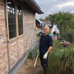 Freude &uuml;ber die gelungene Verkleidungsarbeit der historischen Fenster