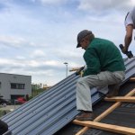 Montage der Dachplatten