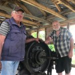 Friedel und G&uuml;nzel beim Verbauen der Kolbenstange und Kolben im Zylinder