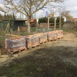 Angelieferte Ziegelsteine f&uuml;r die Ausfachung der Umhausung der Dampfmaschine