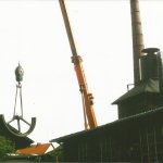 1998 - Herausheben des Schwungrades der Dampfmaschine mit Schwerlastkran zum Abtransport und Lagerung  bei der HASTRA in L&uuml;chow (Wendland)