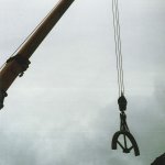 1998 - Herausheben des Schwungrades der Dampfmaschine mit Schwerlastkran zum Abtransport und Lagerung  bei der HASTRA in L&uuml;chow (Wendland)