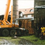 1998 - Herausheben des Schwungrades der Dampfmaschine mit Schwerlastkran zum Abtransport und Lagerung  bei der HASTRA in L&uuml;chow (Wendland)